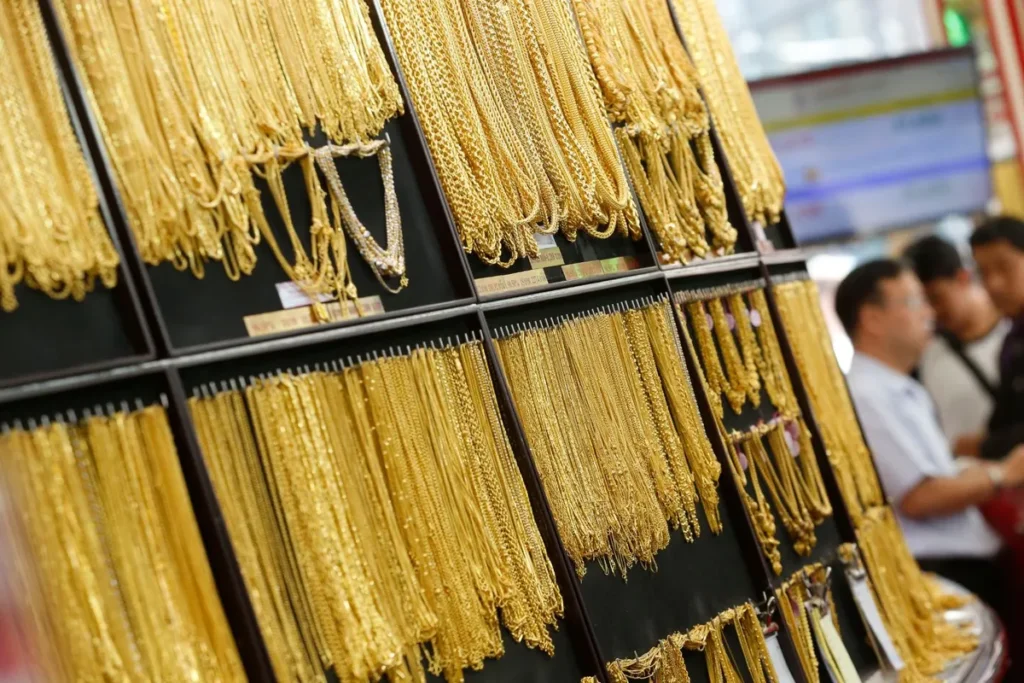 Gold Price Volatility Deters Buyers Amid Market Uncertainty